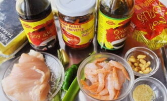 För att göra en klassisk Pad Thai behöver du alla ingredienser som anges.