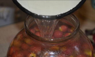 Se toarnă din nou și complet sirop care fierbe peste păducel, apoi se etanșează borcanul cu un capac.Așezați-l pe capac și acoperiți-l cu un prosop din țesătură. Transferați compotul de păducel pregătit și răcit într-un loc unde să vă păstrați conservele pentru iarnă. Mult succes si preparate delicioase!
