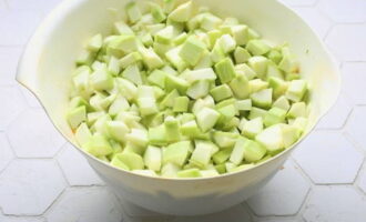 We wassen de courgette, drogen hem indien nodig, verwijderen de zaden en verwijderen de schil. Snijd in blokjes.