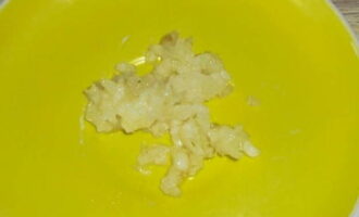 Gilingin ang bawang sa anumang paraan na angkop para sa iyo.