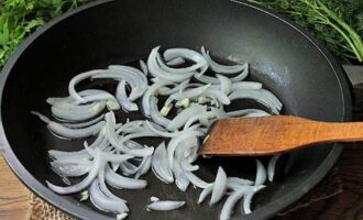 Đun nóng dầu thực vật trong chảo rồi xào nửa khoanh hành tây và tỏi băm nhuyễn trong khoảng 3 phút trên lửa vừa.