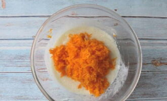 Nang walang pag-aaksaya ng oras, lagyan ng rehas ang pulp ng pumpkin sa isang fine-hole grater at ihalo ito sa pangunahing timpla.