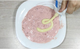 เพิ่มนมข้นด้วยตา มันจะเพิ่มความหวานและความยืดหยุ่นให้กับของหวาน ผสมให้เข้ากัน