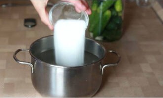 Giet water in de pan. Voeg zout en suiker toe. Voeg kruidnagel en peper toe. Kook tot de korrels zich verspreiden.