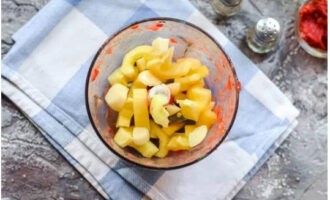 Aboqueu la polpa en un plat, poseu-hi la polpa del pebre i els grans d'all pelats i piqueu-los.
