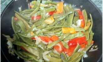 Nagdaragdag kami ng beans sa mga gulay. Haluin at iprito ng mga 5 minuto pa.
