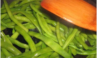 Painitin ang kawali na may mantikilya o langis ng oliba. Ilagay ang green beans dito at iprito ng mga tatlong minuto.