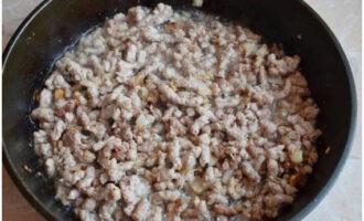 Tillsätt salt och kryddblandning här. Rör om och koka i ca 3-5 minuter.