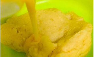 ตีไข่แล้วเทลงในแป้ง นวด.