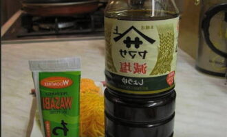 Để phục vụ, hãy chuẩn bị nước tương và wasabi chất lượng cao.
