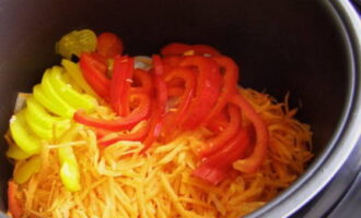 Hugasan namin ang matamis na paminta, hatiin ito sa kalahati, linisin ang mga loob at i-chop ito sa kalahating singsing.Ilagay sa mangkok ng multicooker.