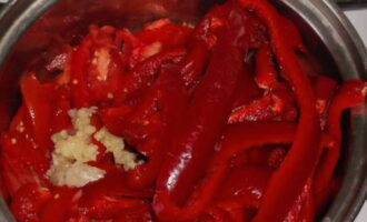 Pagsamahin ang lahat ng inihandang gulay sa isang karaniwang kasirola. Haluin at lutuin ng mga 10-15 minuto.