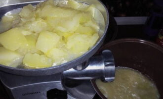 Gilingin ang inihandang zucchini sa pamamagitan ng isang gilingan ng karne.