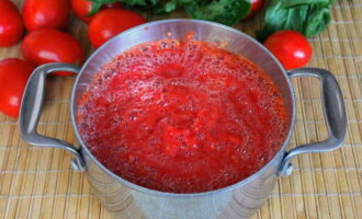 Gilingin ang lahat ng tinadtad na gulay at bawang sa isang blender o giling sa pamamagitan ng isang gilingan ng karne na may pinong grid. Ibuhos ang nagresultang masa ng gulay sa isang kasirola para sa stewing.