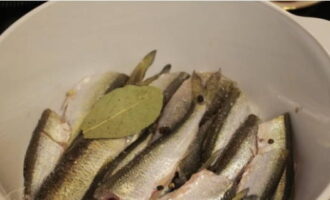 Glöm inte att lägga till pepparkorn och lagerblad för krydda.