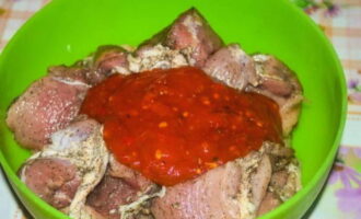 Adăugați sosul în carnea de porc și amestecați până se distribuie uniform.