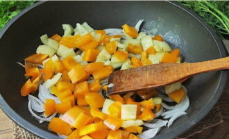 Thêm hạt tiêu, khuấy và chiên ở nhiệt độ tối đa trong khoảng 3 phút.
