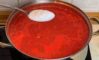 Voeg zout en kristalsuiker toe als de tomatensaus dikker begint te worden. Roer en kook nog eens letterlijk 10 minuten. 