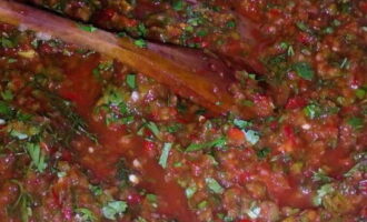 Hak bosjes aromatische kruiden fijn. Giet in de gedraaide massa en breng op smaak met hoogwaardige tomatenpuree met een natuurlijke samenstelling. Roer de saus en laat een half uur trekken. Verhit de plantaardige olie in een koekenpan en giet deze in het doordrenkte geurige mengsel. Roeren.