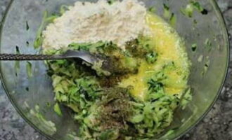 Ibuhos ang piniritong itlog sa masa ng zucchini at idagdag ang sifted flour. Masahin ang kuwarta nang lubusan.