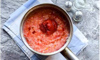 Aboqueu la barreja de tomàquet i pebrot en una cassola, afegiu-hi la pasta de tomàquet i l'oli vegetal - bulliu i deixeu-ho coure a foc lent fins que espesseixi (uns 50 minuts).