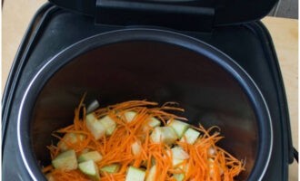 Tillsätt ingredienserna och strö över mald peppar och salt – blanda, sätt på Stew-programmet i 40 minuter.