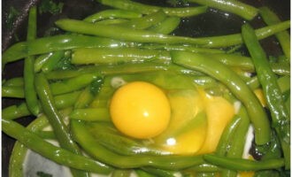 Talunin ang mga itlog ng manok sa beans.