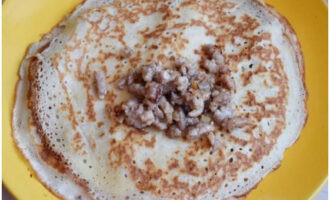 Lägg köttblandningen på pannkakorna i portioner.