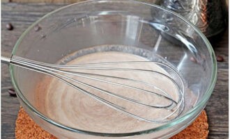 Lọc cà phê qua rây mịn và đổ vào kem. Trộn bằng máy đánh trứng.