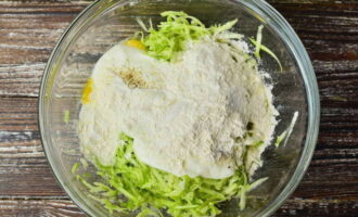 Pagkatapos haluin, unti-unting idagdag ang sifted flour. Masahin ang kuwarta na may maingat na paggalaw.
