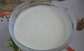 Amb una batedora o batedora a velocitat mitjana, amasseu la massa fins que quedi suau. La seva textura a partir d'aquesta proporció d'ingredients ha de ser viscosa i més gruixuda que la de les creps normals. Amb una batedora o batedora a velocitat mitjana, amasseu la massa fins que quedi suau. La seva textura a partir d'aquesta proporció d'ingredients ha de ser viscosa i més gruixuda que la de les creps normals.