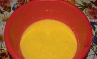 Topiți untul în impulsuri la cuptorul cu microunde. După ce s-a răcit ușor, se toarnă în amestecul de ouă. Se amestecă.