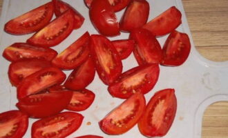 Pinutol namin ang natitirang mga kamatis sa mas malaking hiwa. Inilalagay namin ang mga ito sa kabuuang masa.