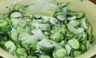 Apoi turnați ulei vegetal.