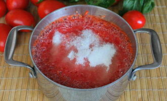 Pakuluan ang timpla sa katamtamang init, magdagdag ng asin at asukal, alisin ang bula mula sa ibabaw at pakuluan ang sarsa sa mababang init sa loob ng 15 minuto.
