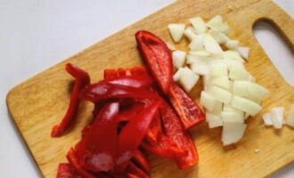 Gupitin ang peeled na sibuyas sa mga cube at ang pulp ng matamis na paminta sa mga piraso.