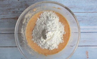 Magdagdag ng harina na may baking powder at masahin sa isang makinis at homogenous na kuwarta.