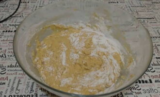 Sau khi khuấy đều, thêm từng chút bột còn lại vào. Để lại 20 gram để rắc.
