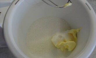 Combinați untul înmuiat și două tipuri de zahăr. Bateți ingredientele până se formează o spumă pufoasă.
