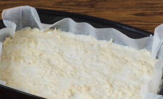 Se împrăștie merele rămase, se nivelează și se stropesc cu ingredientele uscate rămase. Deasupra se toarnă lapte cald și se străpunge plăcinta cu o furculiță, astfel încât laptele să fie distribuit uniform pe parcursul coacerii viitoare.