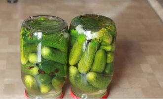 Schroef de potten erop en plaats ze ondersteboven. Wikkel het geconserveerde voedsel in een deken om geleidelijk af te koelen.