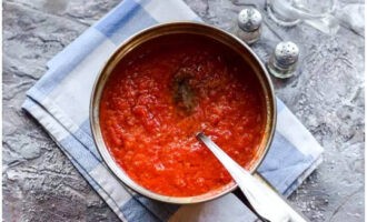 A continuació, afegiu pebre mòlt, sucre granulat i sal; deixeu coure a foc lent durant 15 minuts més, aboqueu-hi vinagre i retireu-lo del foc. 