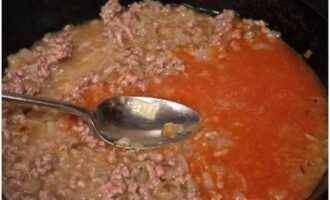 Fyll innehållet i den eldfasta formen med tomatjuice och förånga överskottsvätskan. Strö över strösocker, salt och dina favoritkryddor.