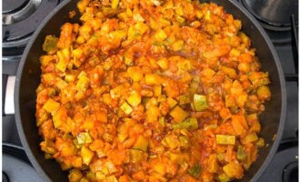 Barregeu la barreja i deixeu-ho coure a foc lent sota la tapa durant uns 20 minuts, després espolvoreu amb pèsols negres i pebre vermell mòlt.