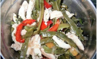 Ilipat ang treat sa mangkok ng salad. Timplahan ng pinaghalong mainit na tubig, apple cider vinegar, asin, paminta at tinadtad na dill. Haluin.