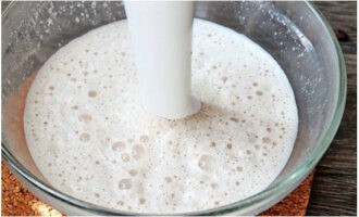 Tiếp theo, đánh đồ uống cho đến khi xuất hiện nhiều bọt.