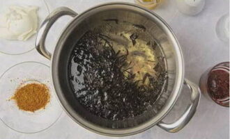 Koka upp en liter rent vatten i en kastrull och tillsätt hackad nori och ansjovis.