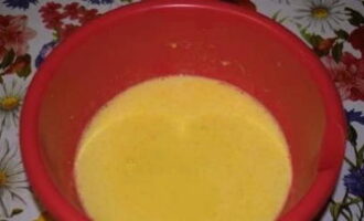 După ce ați stins sifonul cu oțet, turnați-l în ingredientele lichide.