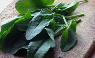 Samantala, lubusan na hugasan ang kastanyo, perehil at dill. I-chop ang mga gulay at ihalo sa kastanyo.