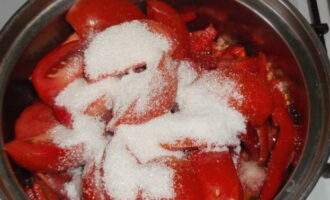 Magdagdag ng asin, asukal. Pukawin ang halo at lutuin para sa isa pang 30 minuto, patuloy na pagpapakilos.